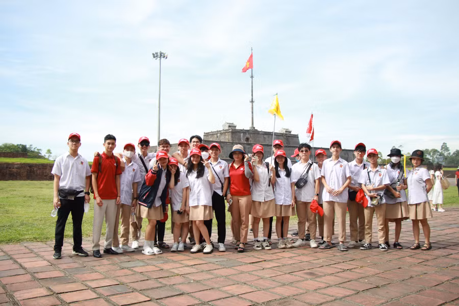 Học sinh ISchool Hà Tĩnh tham quan tại Huế.