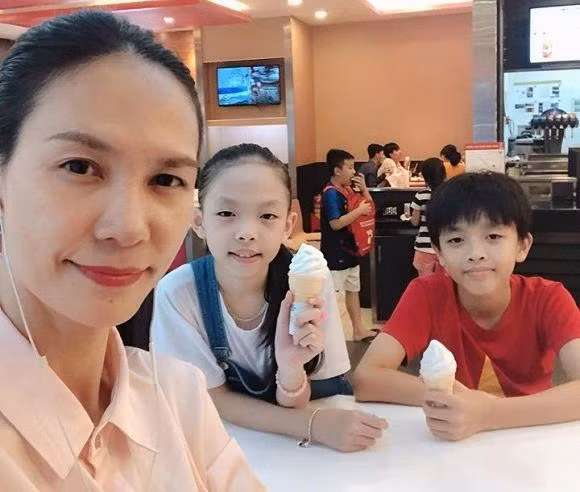 Từ bỏ hào quang showbiz, cuộc sống của cựu người mẫu Hoàng Hoa giờ ra sao?