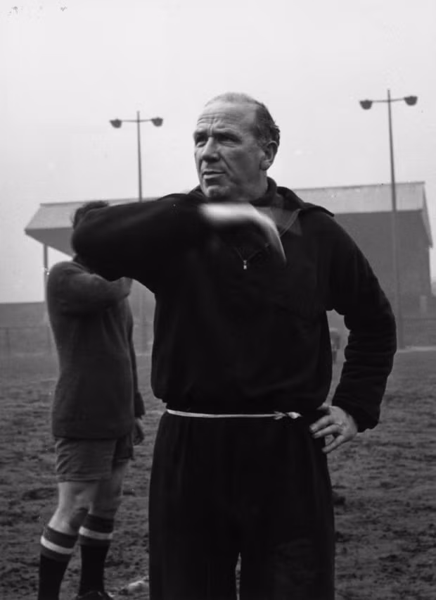 Matt Busby: Dẫn dắt Quỷ đỏ thắng 576 trong tổng số 1141 trận, đạt tỷ lệ thắng 51,4%. Ông giúp đội nhà giành nhiều danh hiệu, trong đó đưa Man Utd trở thành đội bóng Anh đầu tiên nâng cao Cúp C1 vào năm 1968. Matt Busby: Dẫn dắt Quỷ đỏ thắng 576 trong tổng số 1141 trận, đạt tỷ lệ thắng 51,4%. Ông giúp đội nhà giành nhiều danh hiệu, trong đó đưa Man Utd trở thành đội bóng Anh đầu tiên nâng cao Cúp C1 vào năm 1968.
