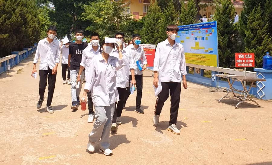 Thí sinh Bắc Giang hoàn thành bài thi tổ hợp di chuyển khỏi điểm thi không quên thực hiện các biện pháp phòng dịch.