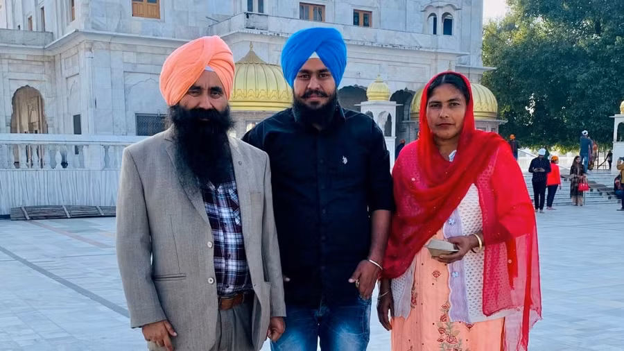 Karanveer Singh (giữa) bị cáo buộc sử dụng tài liệu giả mạo để nhập cư Canada.