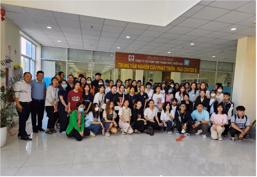 Cán bộ giáo viên, sinh viên khoa May và Thời trang tham quan thực tế tại Công ty Cổ phần Thời trang phát triển cao HDF (Thuộc Tổng Công ty Đức Giang)