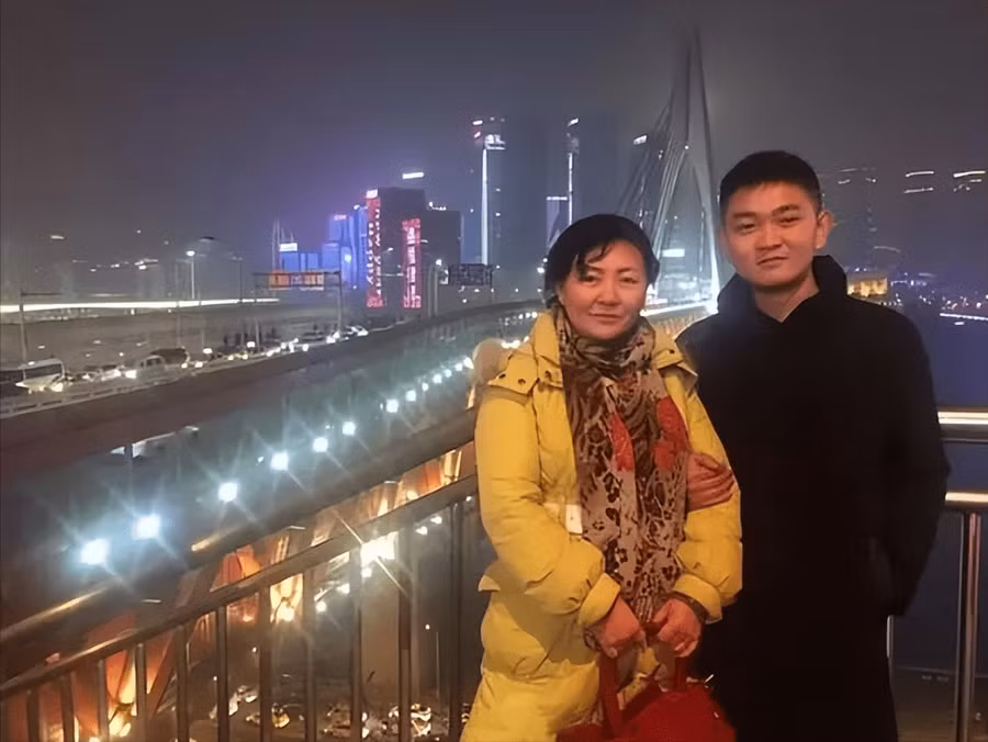 Chị Zhu chụp ảnh cùng con trai nuôi, Cheng.