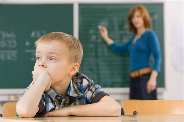 Rối loạn tăng động giảm sự chú ý khác với bệnh tự kỷ.