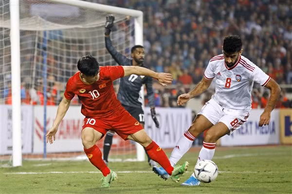 Đội tuyển Việt Nam (áo sẫm) thắng UAE 1-0 trong trận lượt đi tại Mỹ Đình.
