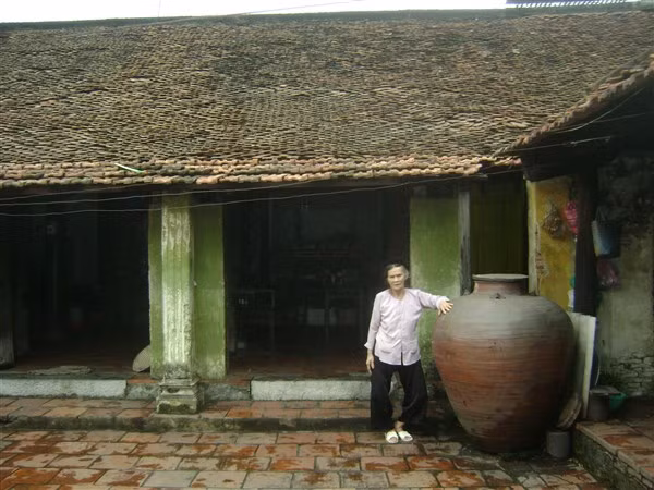 Thổ Hà còn giữ được khoảng 10 ngôi nhà cổ, nhưng một số đã thay đổi kiến trúc khi tu bổ.
