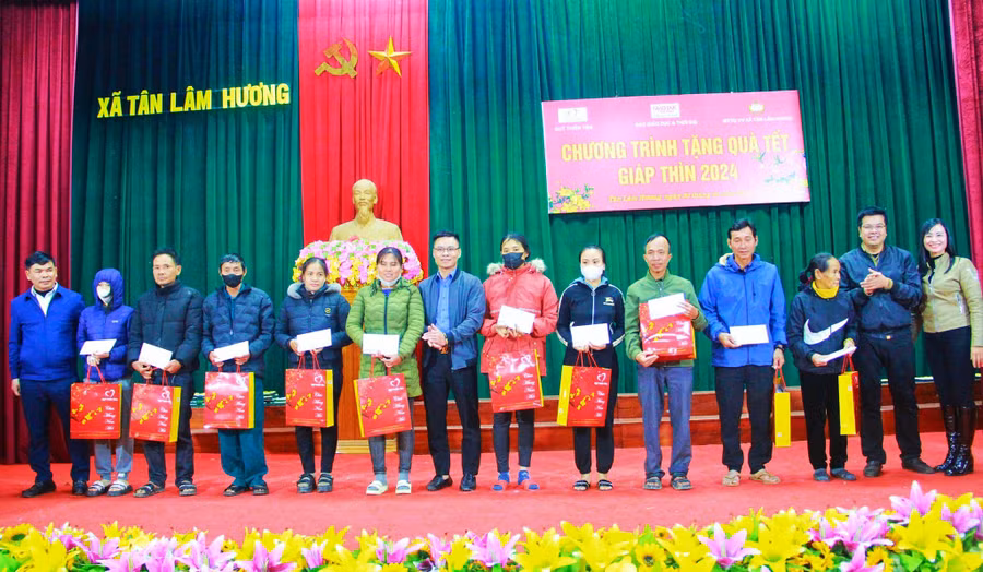...và xã Tân Lâm Hương (huyện Thạch Hà). ...và xã Tân Lâm Hương (huyện Thạch Hà).