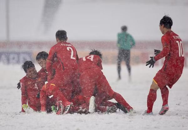 Tiến Dũng (số 4) cùng U23 Việt Nam trở thành hiện tượng châu Á năm 2018