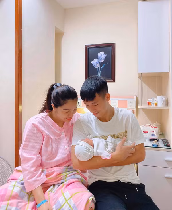 Trên trang cá nhân, trung vệ thường xuyên chia sẻ hình ảnh chụp cùng con gái và vợ.