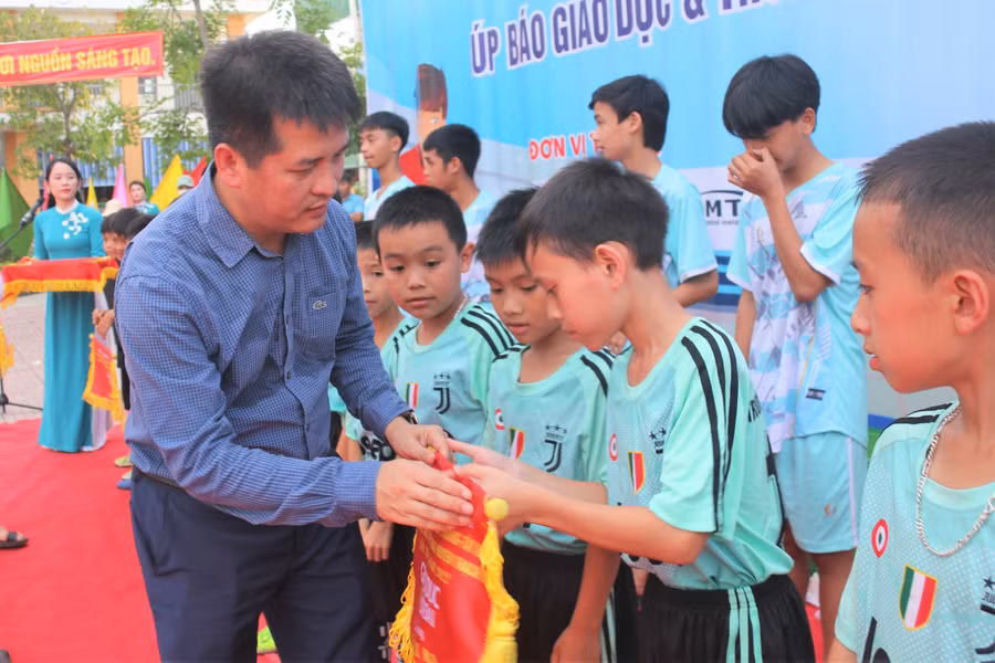 Đại diện nhà tài trợ trao cờ lưu niệm cho các đội tuyển tham dự giải đấu.