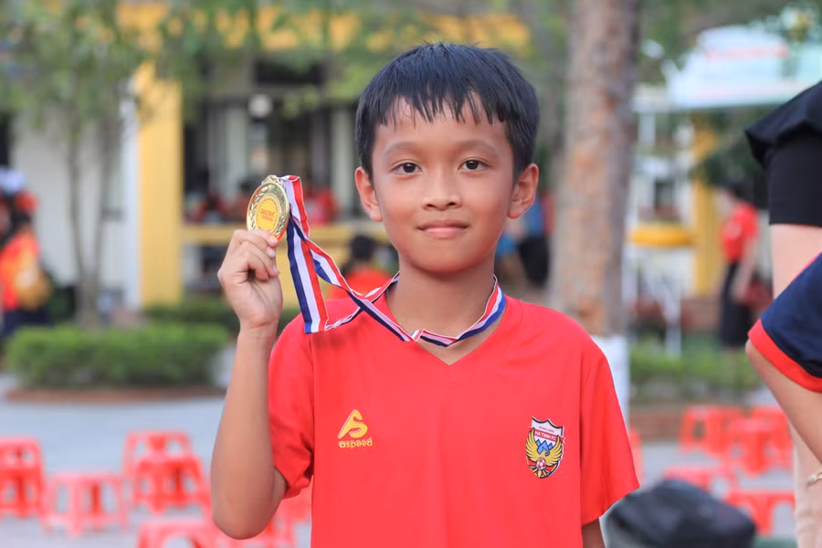 Cầu thủ phấn khởi khi đạt kết quả cao trong giải đấu.