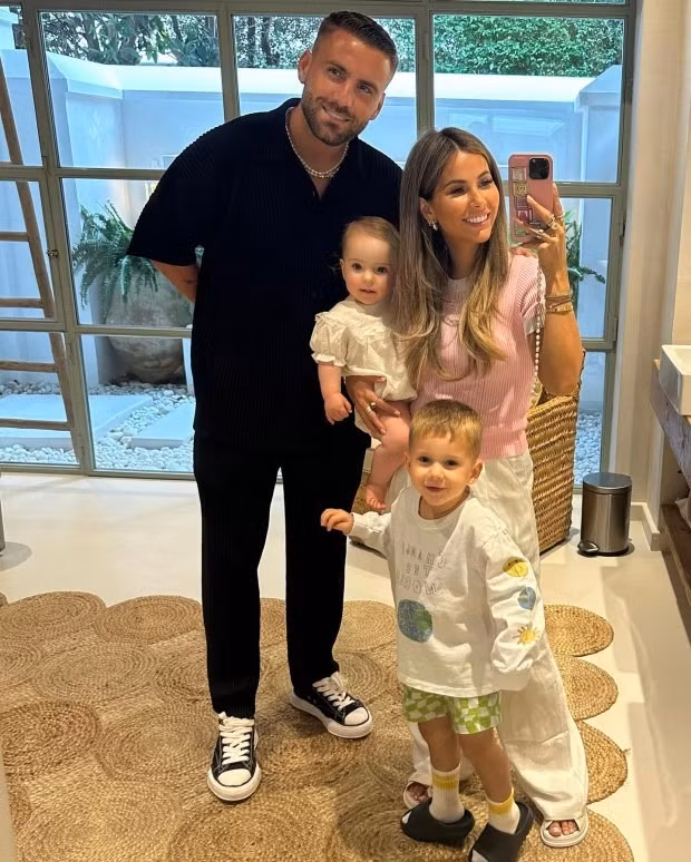 Anouska Santos, bạn của Luke Shaw (Man Utd), có 275.000 người theo dõi trên Instagram, giúp cô kiếm được 275 Bảng cho mỗi bài đăng. Anouska Santos, bạn của Luke Shaw (Man Utd), có 275.000 người theo dõi trên Instagram, giúp cô kiếm được 275 Bảng cho mỗi bài đăng.