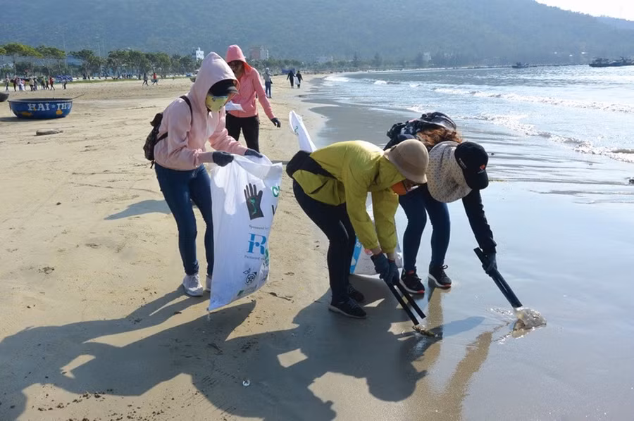 Thu gom rác thải để biển sạch đẹp hơn (Internet) Thu gom rác thải để biển sạch đẹp hơn (Internet)