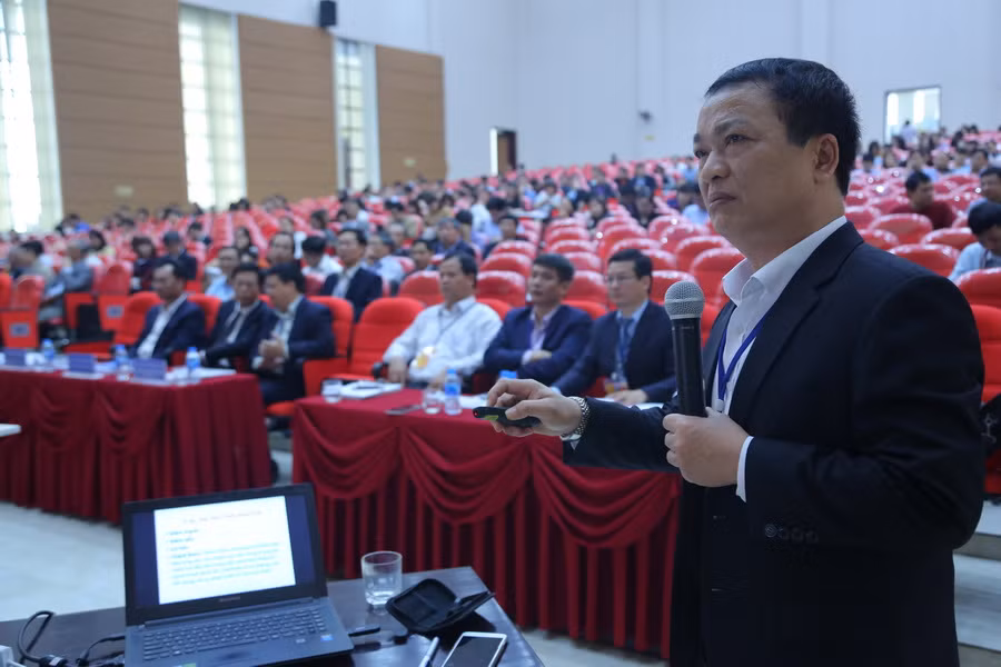 GS.TS Phạm Hồng Quang tham luận tại hội thảo. Ảnh: Việt Hà