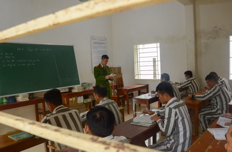 Đại úy Lò Minh Thắng và các phạm nhân tại lớp xóa mù chữ.