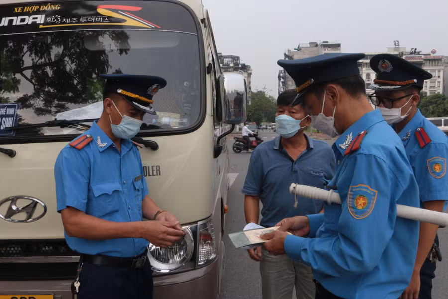 Lực lượng Thanh tra GTVT Hà Nội kiểm tra xe đưa đón của Trường THCS &amp; THPT Lương Thế Vinh.