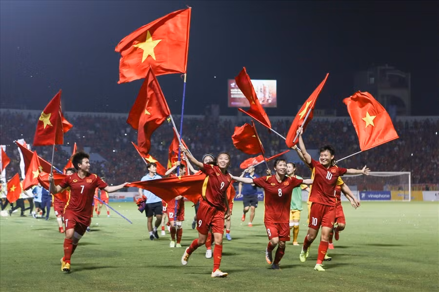 Khoảnh khắc ấn tượng khi cầu thủ nữ Việt Nam cầm cờ đỏ sao vàng chạy khắp sân Cẩm Phả.