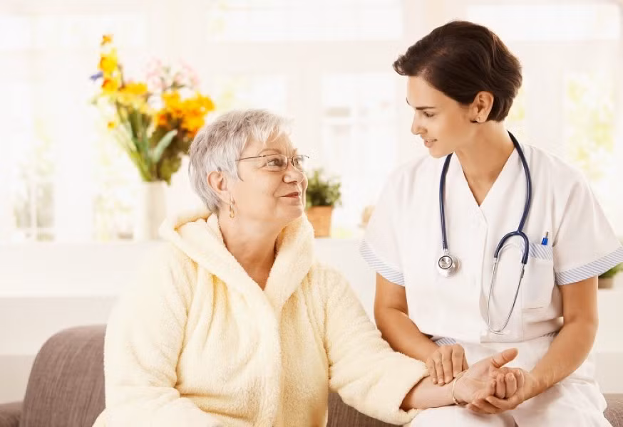 Người cao tuổi cần khám sức khỏe định kỳ. Ảnh minh họa