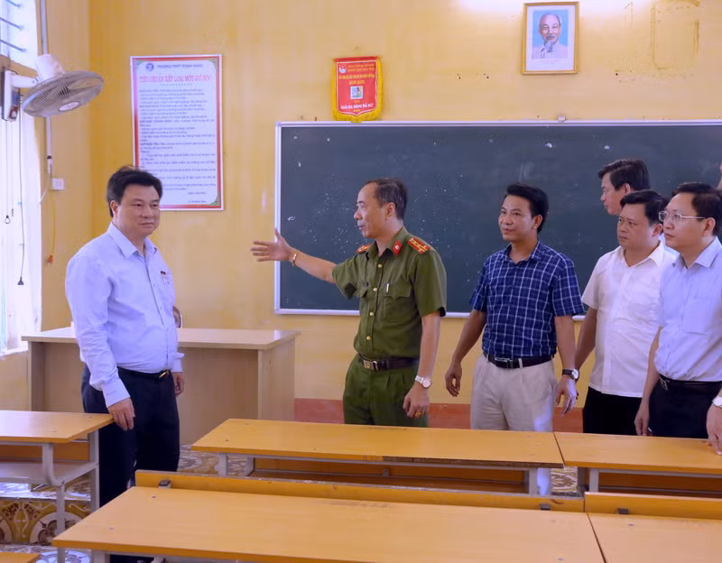 Thứ trưởng Nguyễn Hữu Độ kiểm tra các công việc của kỳ thi tại Hội đồng thi Sở GD&ĐT Phú Thọ. Ảnh: Việt Hà