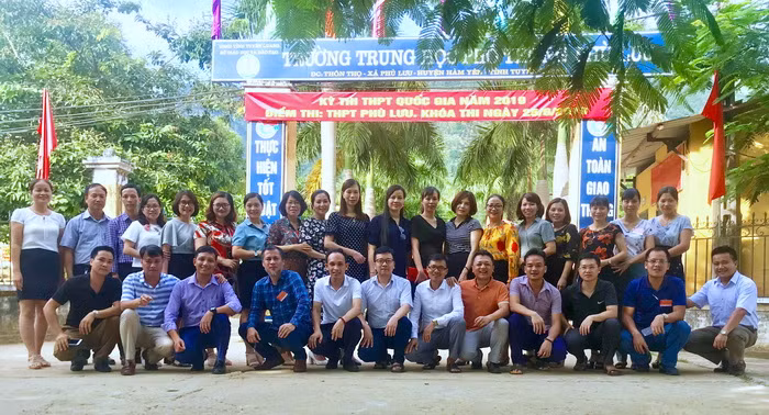 Các cán bộ, giảng viên Trường ĐH Sư phạm Thái Nguyên làm công tác coi thi THPT quốc gia năm 2019 tại Trường THPT Phù Lưu (huyện Hàm Yên) Các cán bộ, giảng viên Trường ĐH Sư phạm Thái Nguyên làm công tác coi thi THPT quốc gia năm 2019 tại Trường THPT Phù Lưu (huyện Hàm Yên)