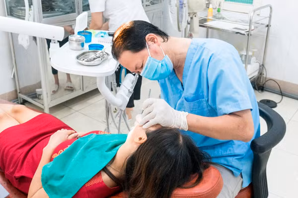Nha sĩ Kỳ đang điều trị cho bệnh nhân.