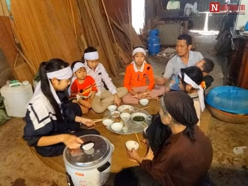 Những bữa cơm đẫm nước mắt của 6 đứa con mồ côi cả cha lẫn mẹ - Ảnh 1 Những bữa cơm đẫm nước mắt của 6 đứa con mồ côi cả cha lẫn mẹ - Ảnh 1