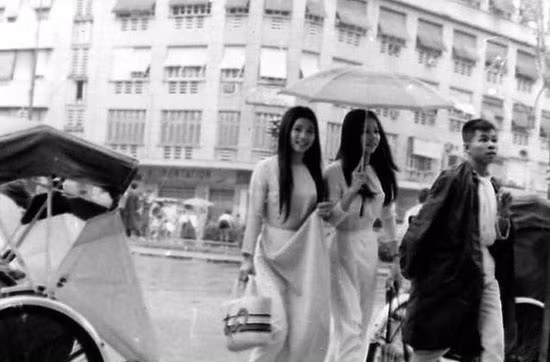 Họ cũng khéo léo kết hợp với phụ kiện đa dạng như nón lá, vòng ngọc trai... để tạo nên giá trị thẩm mỹ cao của tà áo dài. Họ cũng khéo léo kết hợp với phụ kiện đa dạng như nón lá, vòng ngọc trai... để tạo nên giá trị thẩm mỹ cao của tà áo dài.