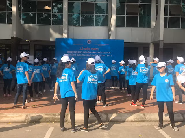 Biểu diễn văn nghệ của sinh viên tại lễ mít tinh hưởng ứng ngày thế giới phòng chống tác hại của thuốc lá