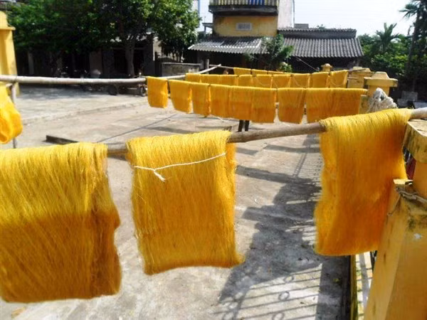 Phơi tơ thành phẩm.