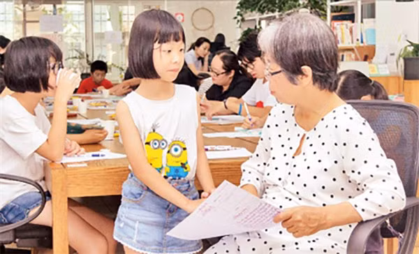 Nhà văn Lê Phương Liên giao lưu với các em thiếu nhi.