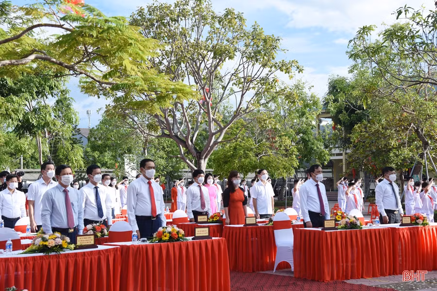 Những nỗi niềm trong ngày khai giảng năm học mới ảnh 2