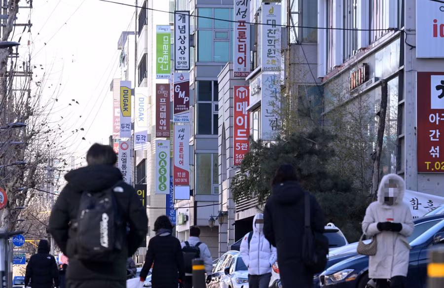 Biển hiệu của các trung tâm dạy thêm trên một góc phố ở Seoul, Hàn Quốc.