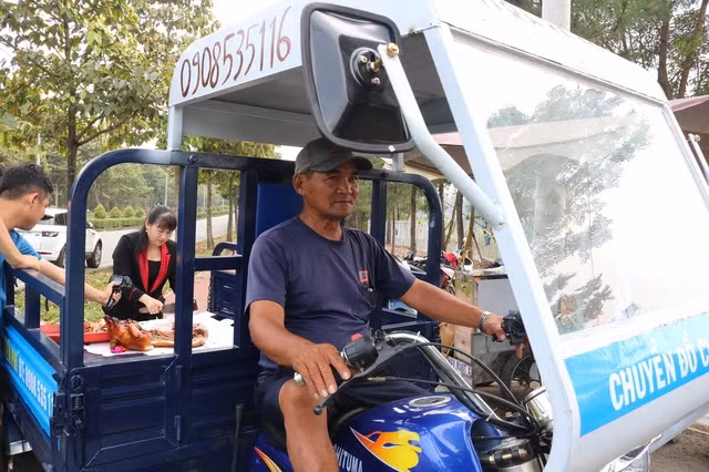 Ông Minh 'cô đơn' và chiếc xe ba gác được mua bằng số tiền ủng hộ của nhà hảo tâm, cuối năm 2020. Ảnh: Hoàng An