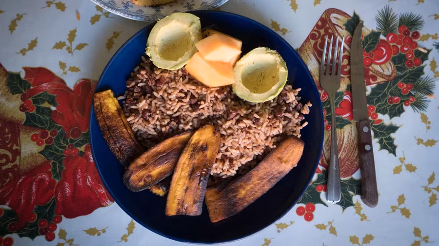 Gallo Pinto, gồm các loại đậu được nấu chín thành nước sốt, là một trong những món ăn đặc trưng của Costa Rica.