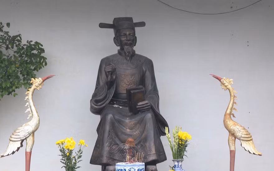 Tượng thờ Minh Kinh bác học Đặng Nghiễm tại đền thờ xã Hiệp Hoà (Vũ Thư).
