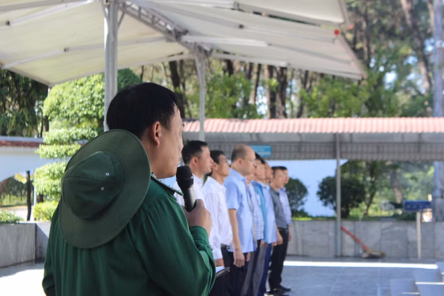 Anh Phan Công Lệ có 20 năm thâm niên gắn bó với nghề thuyết minh viên tại Ngã ba Đồng Lộc. Anh Phan Công Lệ có 20 năm thâm niên gắn bó với nghề thuyết minh viên tại Ngã ba Đồng Lộc.