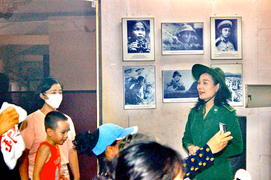 Thuyết minh viên Vương Thị Thương – con gái anh hùng phá bom Vương Đình Nhỏ. Thuyết minh viên Vương Thị Thương – con gái anh hùng phá bom Vương Đình Nhỏ.