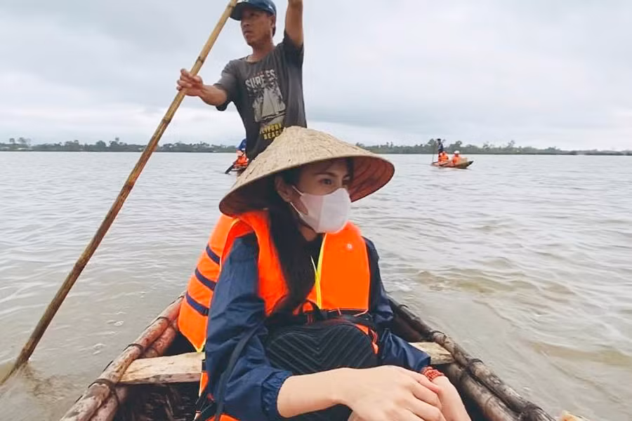 Thủy Tiên ngồi xuồng tiếp cận nhà dân bị ngập nặng trong lần từ thiện miền Trung đợt 1.