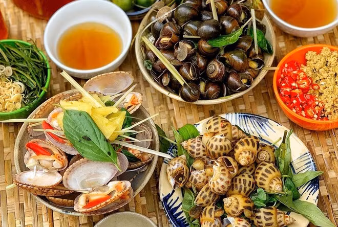 Cần luộc ốc trên lửa lớn, sôi kỹ để tiêu diệt hết những ấu trùng giun sán còn trong ốc.