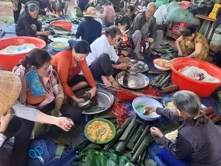 Nhiều người dân trong đó có cả các cụ già cùng góp sức gói bánh chưng để ủng hộ đồng bào miền Trung. Ảnh: Facebook.
