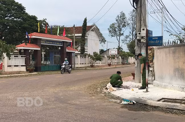 Cơ quan công an khám nghiệm hiện trường người đàn ông tự thiêu. Ảnh: Báo Bình Định.