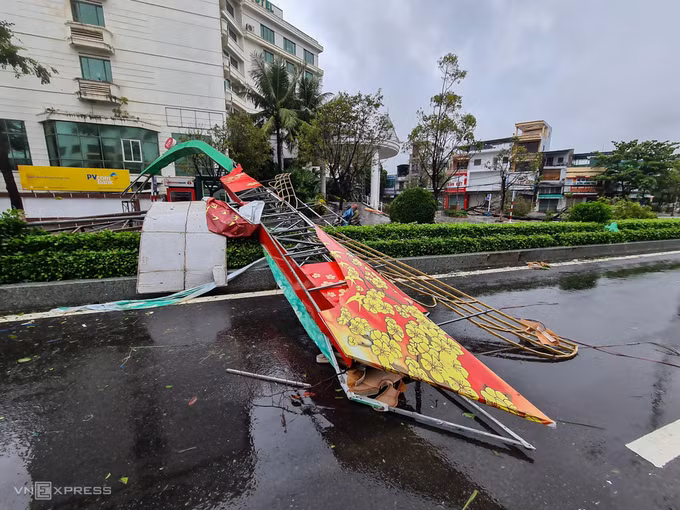 Cổng chào gãy đổ trên đường Lê Lợi. Ảnh: Phước Tuấn.