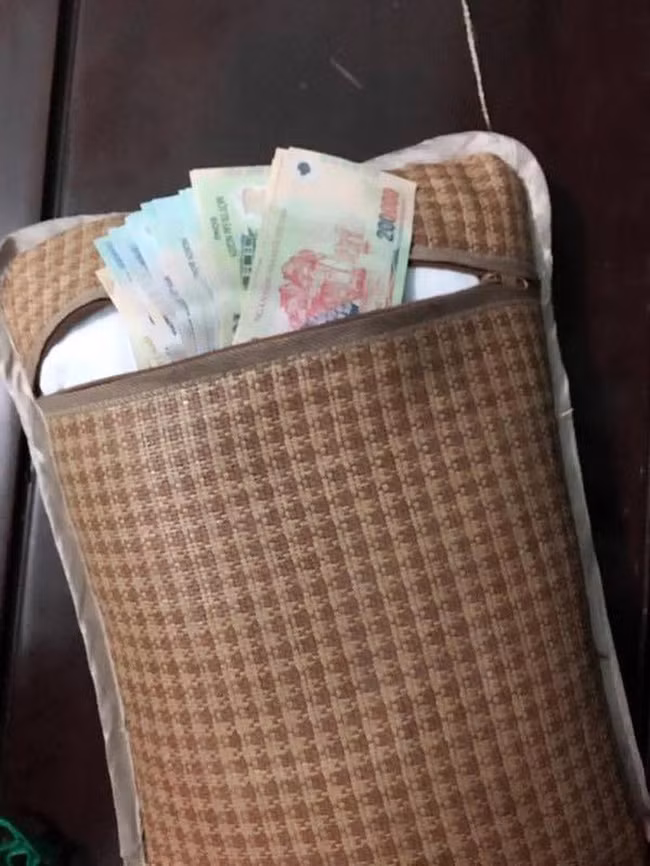Trong gối cũng là một nơi giấu tiền dễ dàng của các ông chồng.