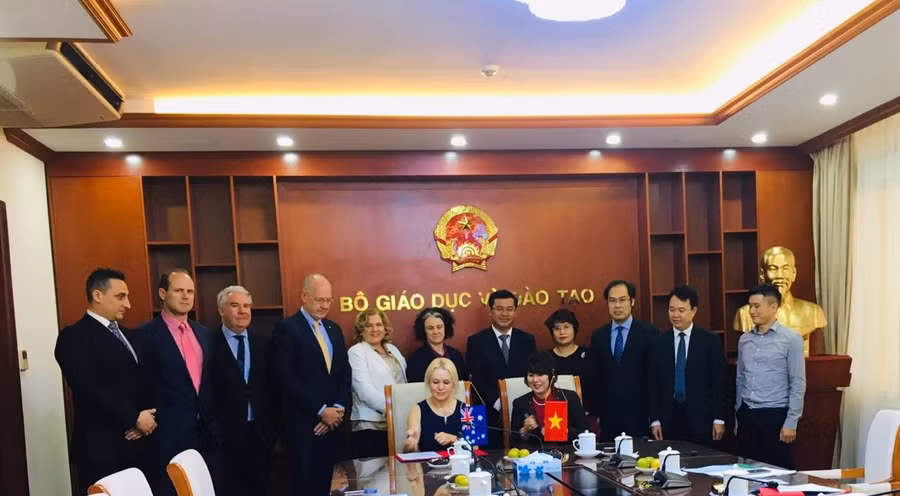 Bà Nguyễn Thị Mai Hữu, Trưởng ban BQL Đề án NNQG và bà Rachel Holthouse, Phó Giám đốc phát triển toàn cầu Học Viện Công nghệ Hoàng gia Melbourne (RMIT) ký kết văn kiện hợp tác