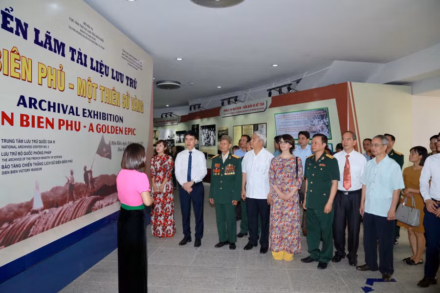 Các khách mời tham quan triển lãm. Các khách mời tham quan triển lãm.