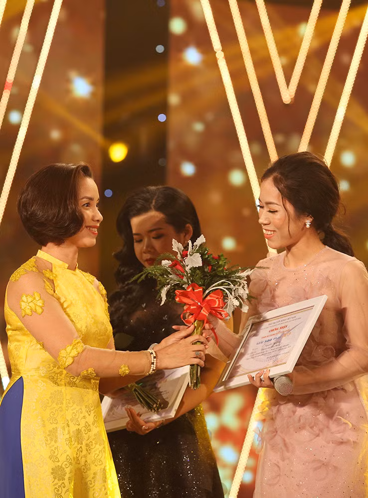 Nhà báo Trần Hồng Hà, phó trưởng Ban Văn nghệ Đài THVN, phó trưởng Ban tổ chức giải Sao Mai 2019 trao phần thưởng cho các thí sinh Top 3, Top 4, Top 5