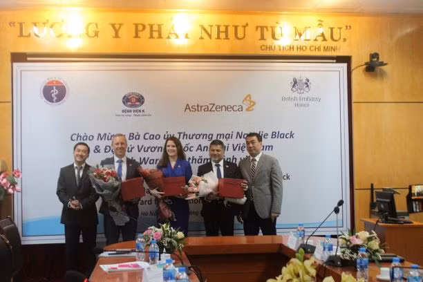 Các đại diện chụp ảnh lưu niệm