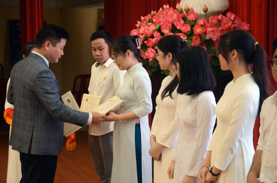 TS Bùi Văn Lợi - Phó Giám đốc ĐH Huế trao học bổng Nguyễn Trường Tộ cho sinh viên.