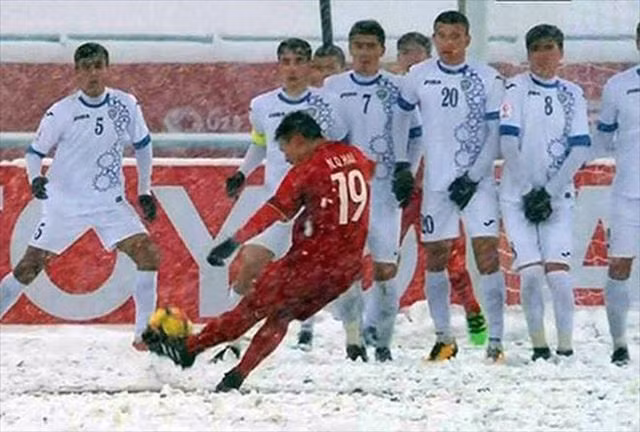 Tuyệt phẩm "cầu vòng tuyết" của Quang Hải tại giải U23 châu Á 2018.
