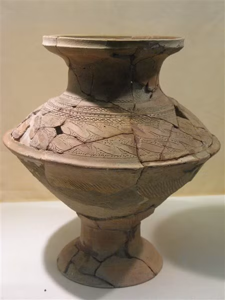 Lọ gốm Sa Huỳnh - cách nay khoảng 2.000 - 2.500 năm.